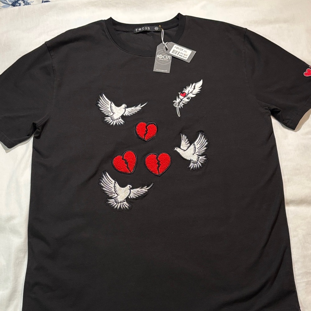 Focus Black Short-sleeve Crewneck T-Shirt with Red Heart and Dove Design 2X NWT